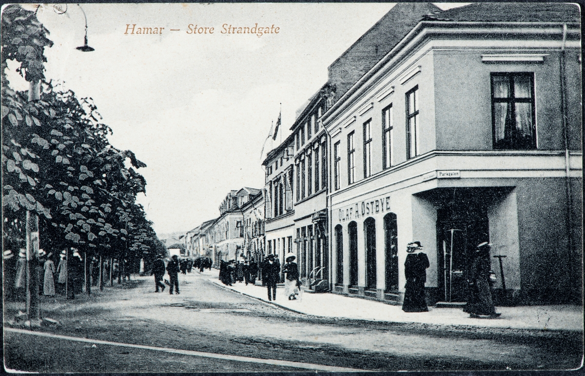 Postkort, Hamar,  Strandgata 13, i krysset Strandgata - Parkgata. Forretningen til Olaf A. Østbye, 