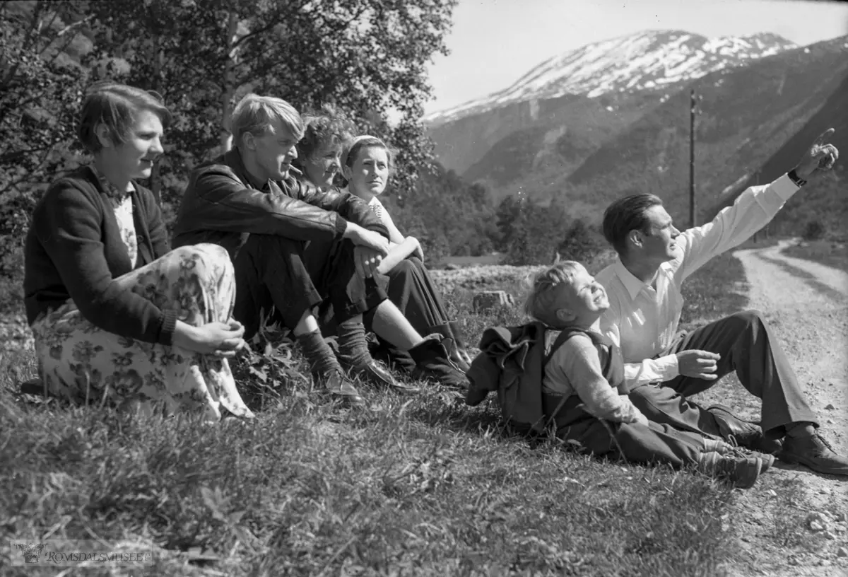 "Fra Eikesdalen, pinsen 1954".Frå Høvelreitan, Setra, gnr. 80, Nesset kommune. I bakgrunnen Finnsetlia med Brønnhøa over.