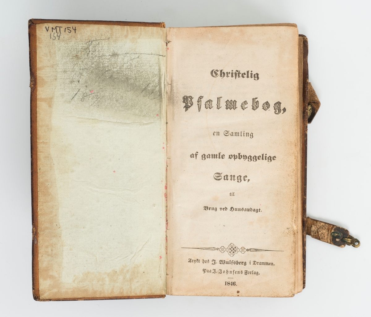 Christelig Psalmebog, en Samling af gamle opbyggelige Sange, til bruk ved huusandagt. Drammen, 1846.

Boka har to låser i skinn og metall.