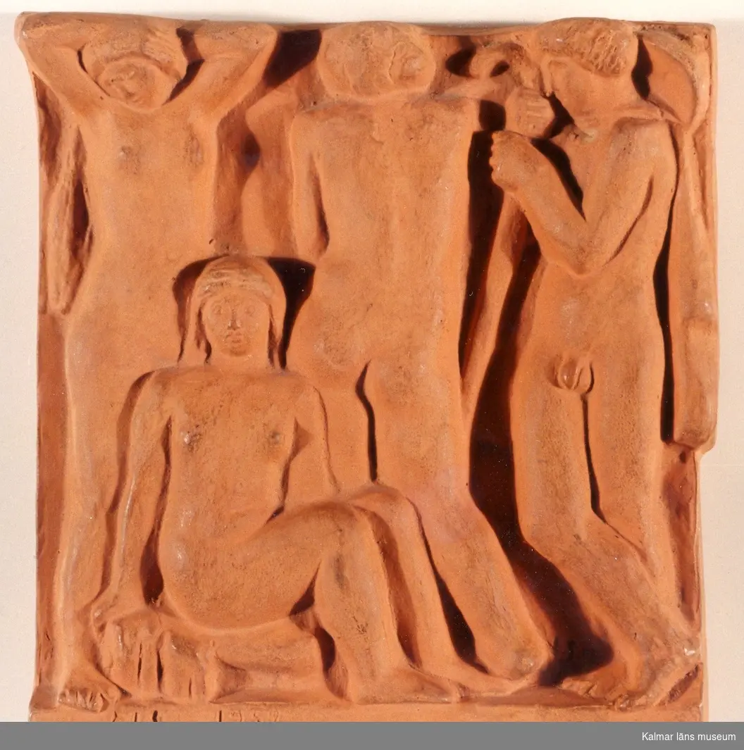 KLM 39255:81. Tavla. Av keramik, rött lergods. Motiv i relief med en herde och tre nymfer. Sign. NS 1952.