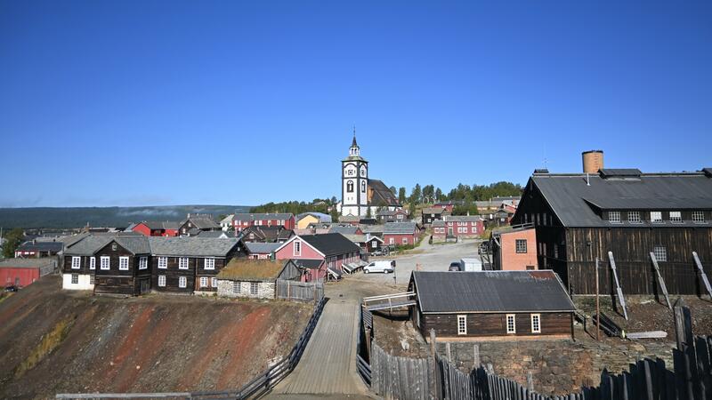 Dette er et oversiktsbilde av områdene til Rørosmuseet i sentrum av Røros. Bildet er tatt fra Slegghaugene og ser ned over Hyttelva på Kurantgården og Smelthytta. (Foto/Photo)