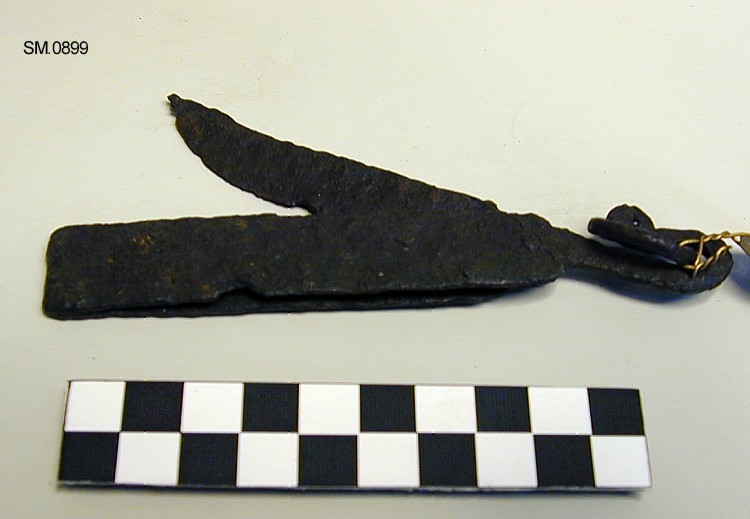 Foldekniv (Christie) av jern, med krok for opphenging. Jordfunn.