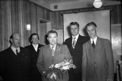 "M.A-årsmøte da Osnes slutta som formann (1955)".Selskapsrom