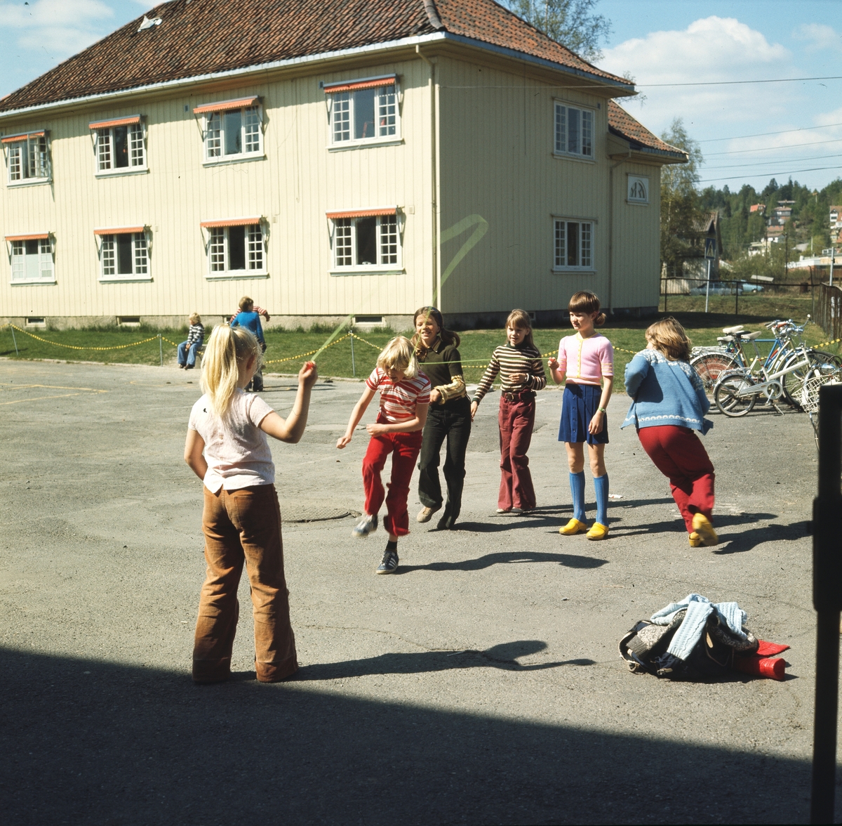 Foto av skoleelever som hopper tau i skolegården til Årvoll Skole.