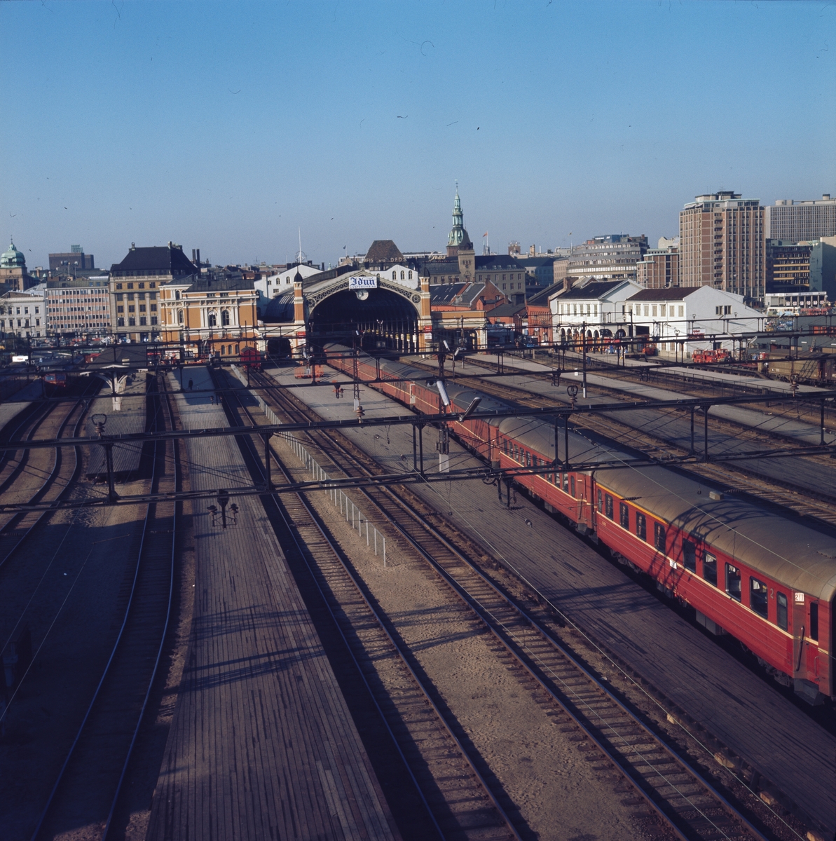 Tog ved perrongen på Østbanestasjonen i oktober 1975. Stasjonbygningen er tegnet av arkitekt og stadskonduktør Georg Andreas Bull og sto ferdig i 1882.
