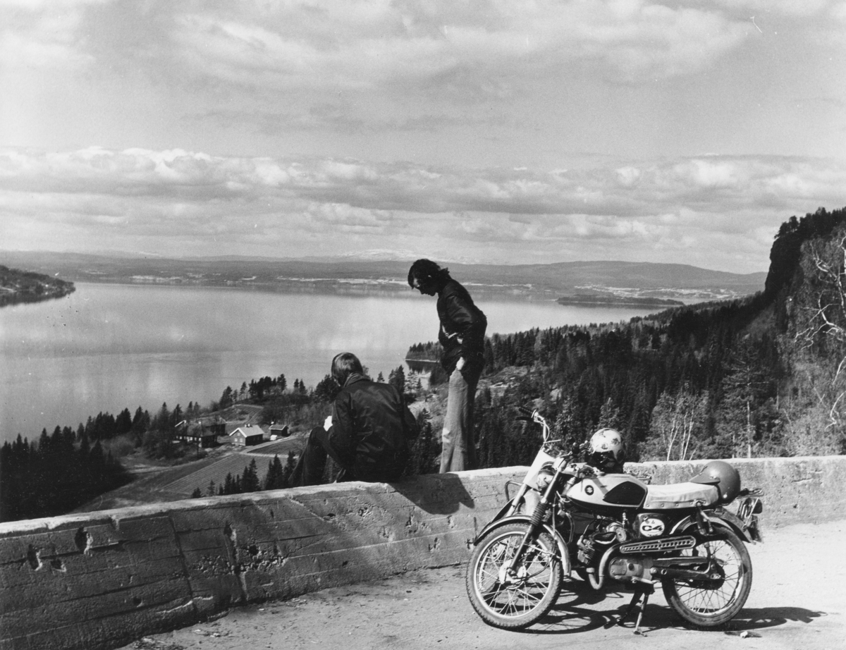 Den berømmelige utsikten, hvor man ser helt til Norefjell. Gutter tar en pause på utsikten i Skaret. Tyrifjorden. 24 april 1974.
