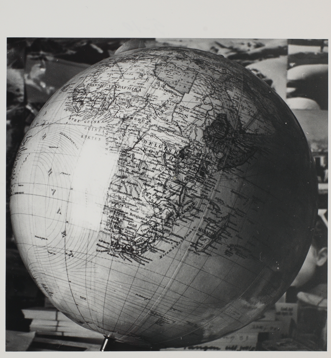 Foto av globus hvor vi ser Afrika og deler av Atlanterhavet.  Påskrift bakside:  5-10 24/2 84