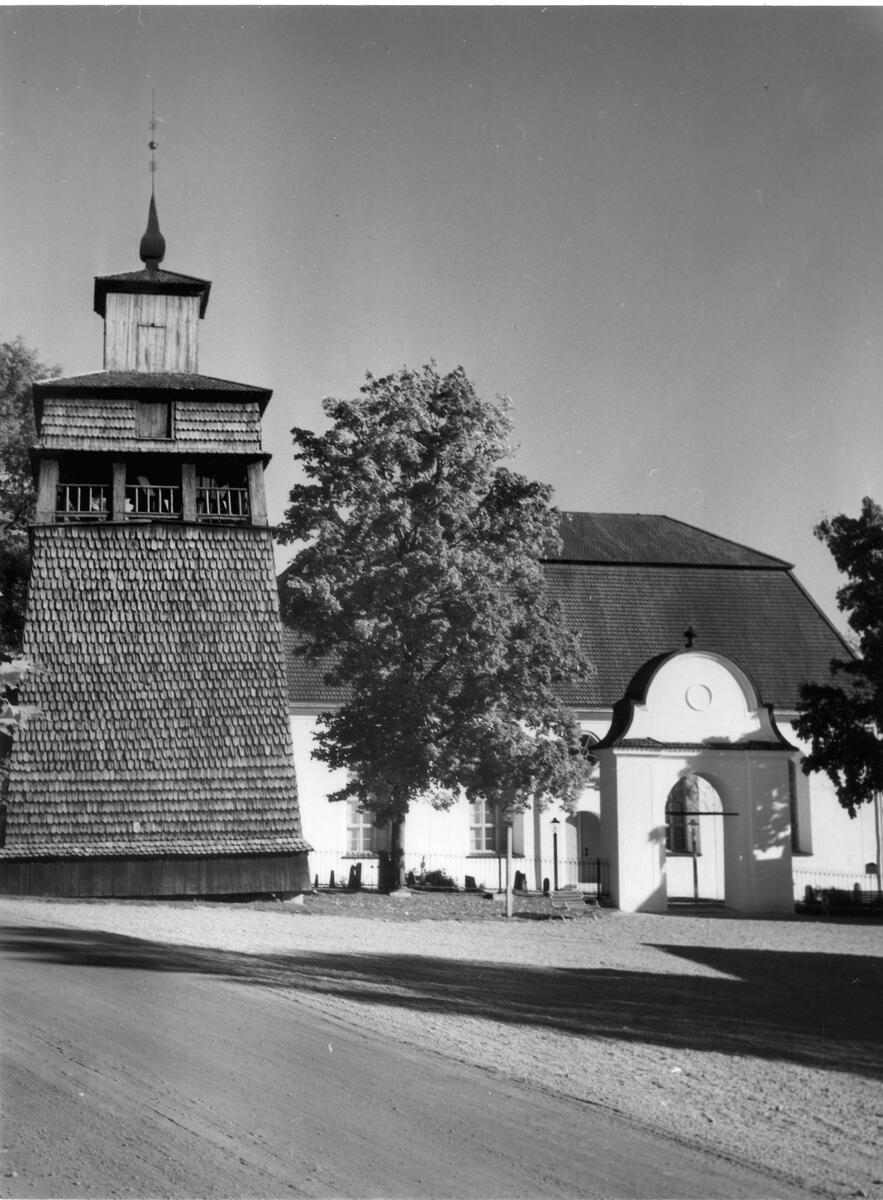Attmar kyrka. Byggmästare Daniel Hagman. Vitputsad utan torn