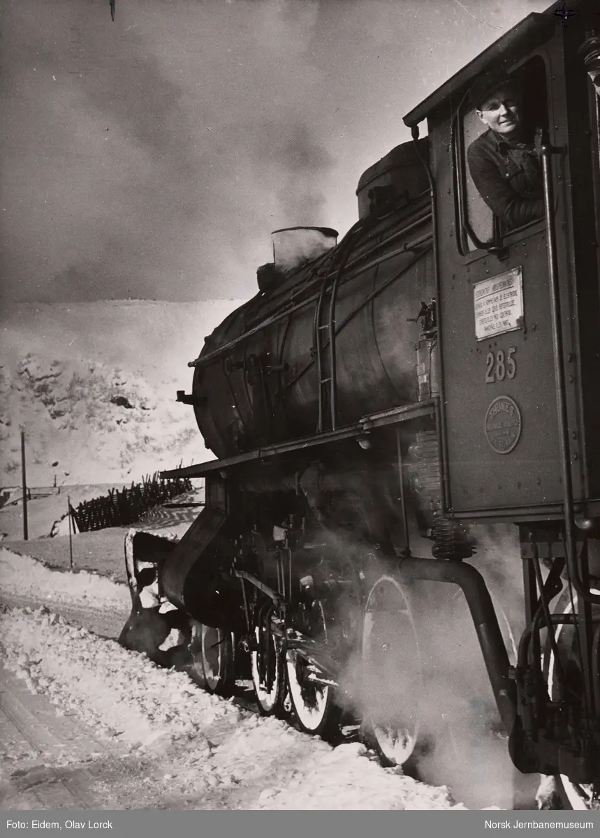 Damplokomotiv type 31a 285, trolig med snøryddingstog, i spor 2 på Haugastøl stasjon. Fyrbøteren i førerromsvinduet
