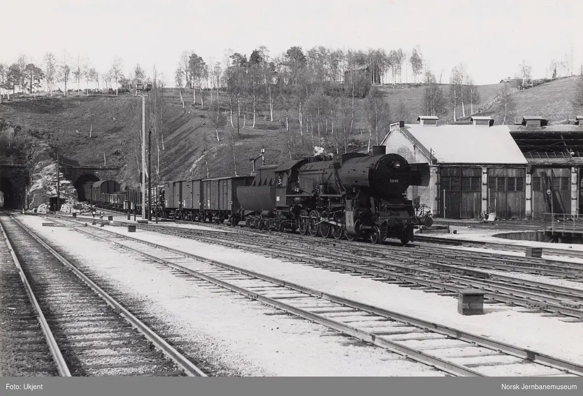 Damplokomotiv type 63a nr. 5846 med godstog fra Trondheim kjører inn på Dombås stasjon