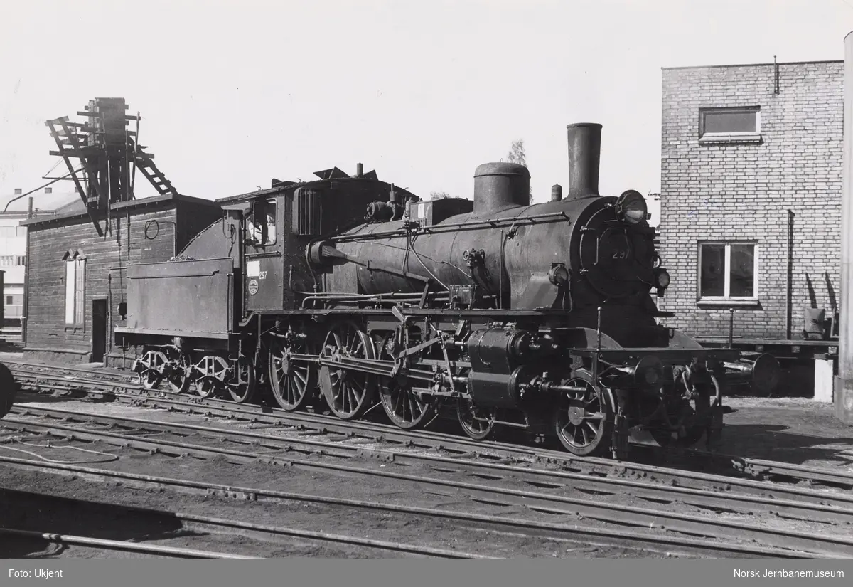 Damplokomotiv type 27a 297 ved lokomotivstallen på Hamar stasjon