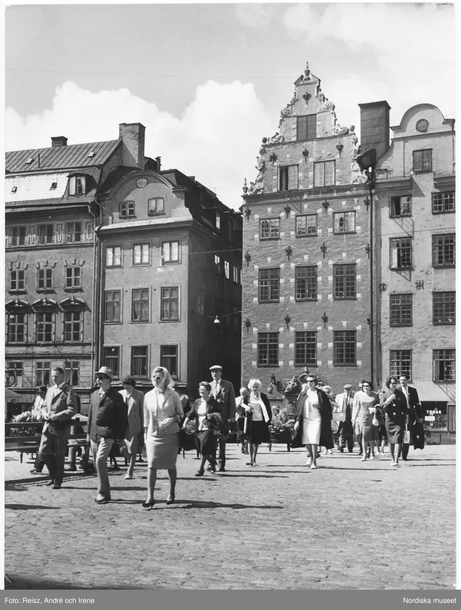 Stockholm. En grupp människor går över Stortorget i Gamla stan ...