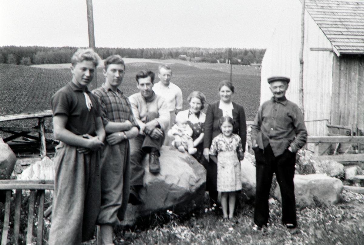 Familien W. Kristiansen fra Alta, flyktninger fra Finnmark i 1944, 2. verdenskrig, bodde på Mellom-Kise, Nes, Ringsaker. Bildet er tatt i 1945.