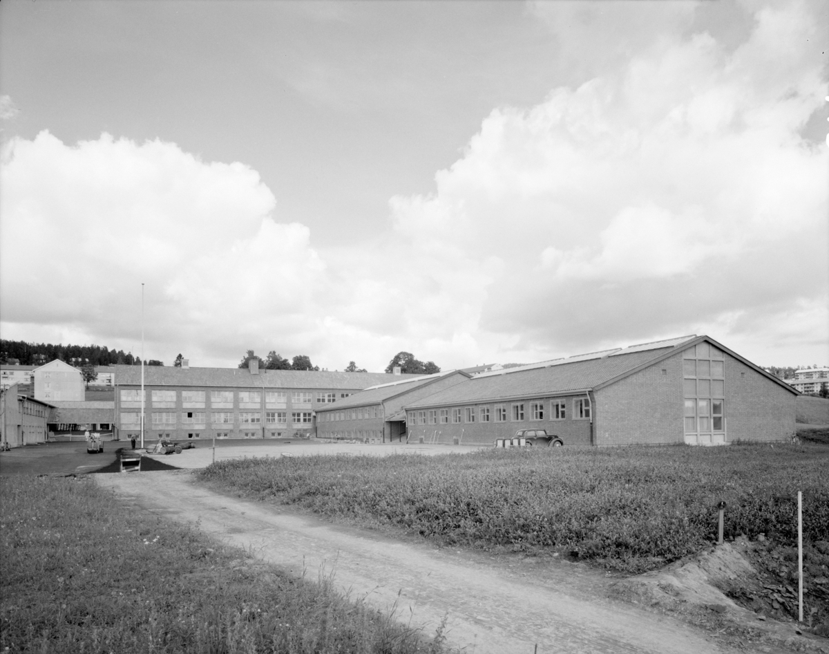 Arkitekturfoto av Årvoll skole.