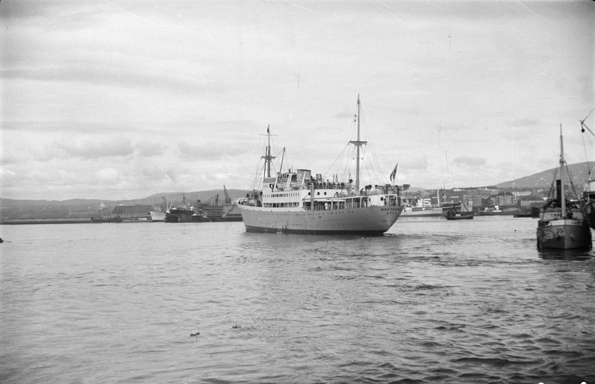 Skipet "Bretagne" på vei fra Vippetangen ut fjorden.