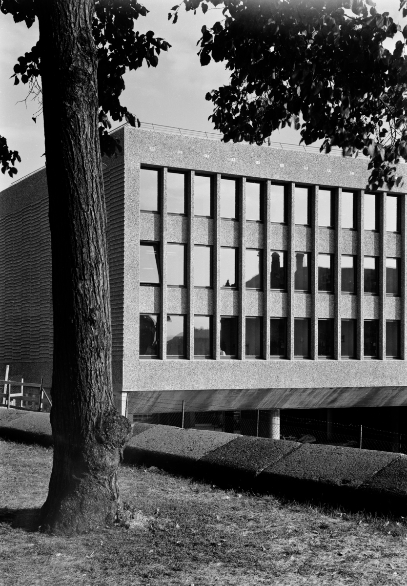 Eksteriørfoto av Y-blokka i Regjeringskvartalet.  Arkitekt Viksjø vant arkitektkonkurransen i 1939. Høyblokka i kvartalet sto ferdig i 1958, mens Y-blokka ble føyd til i 1969.