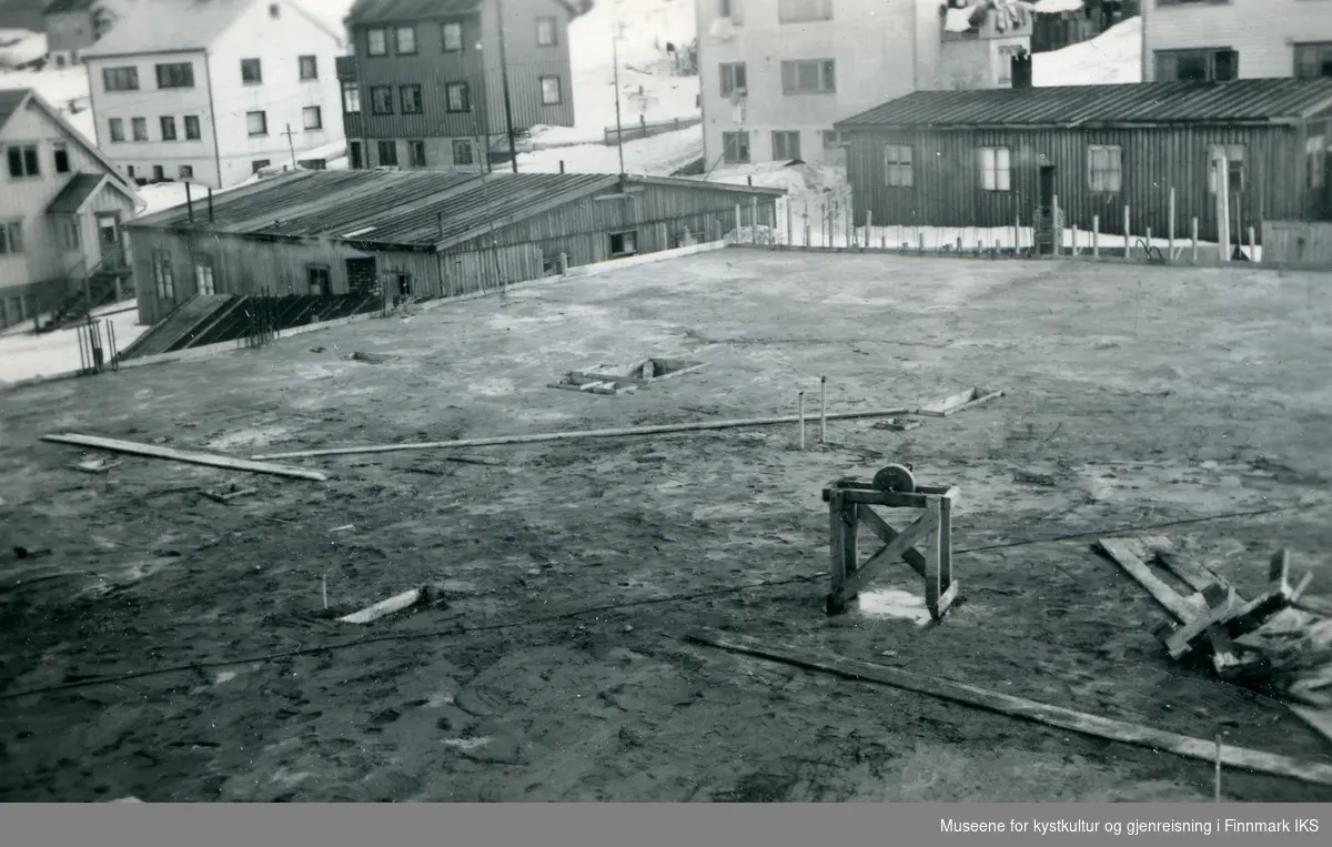 Bygging av Honningsvåg skole. Dekk over spesialfløyens 1. etasje er ferdig. 18.04.1953.