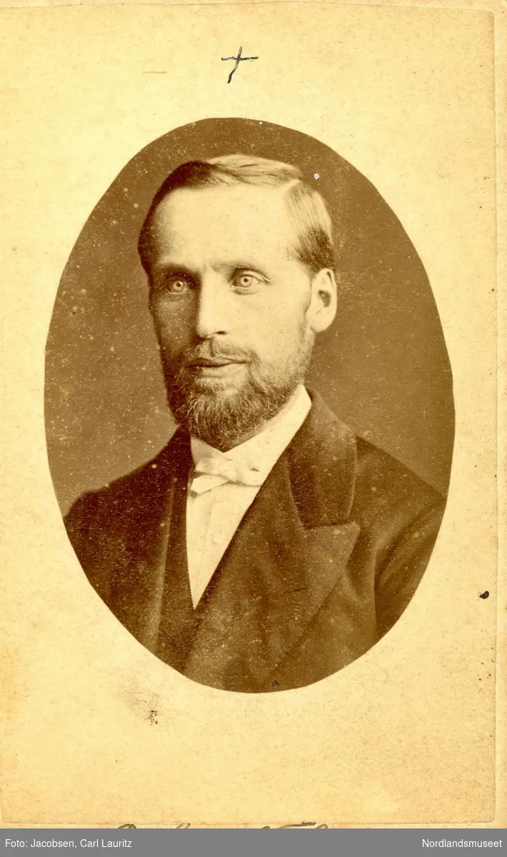 Portrett av Peder Eilert Nilsen-Lund (1842-1914),  prest og misjonær fra Lund i Leiranger.