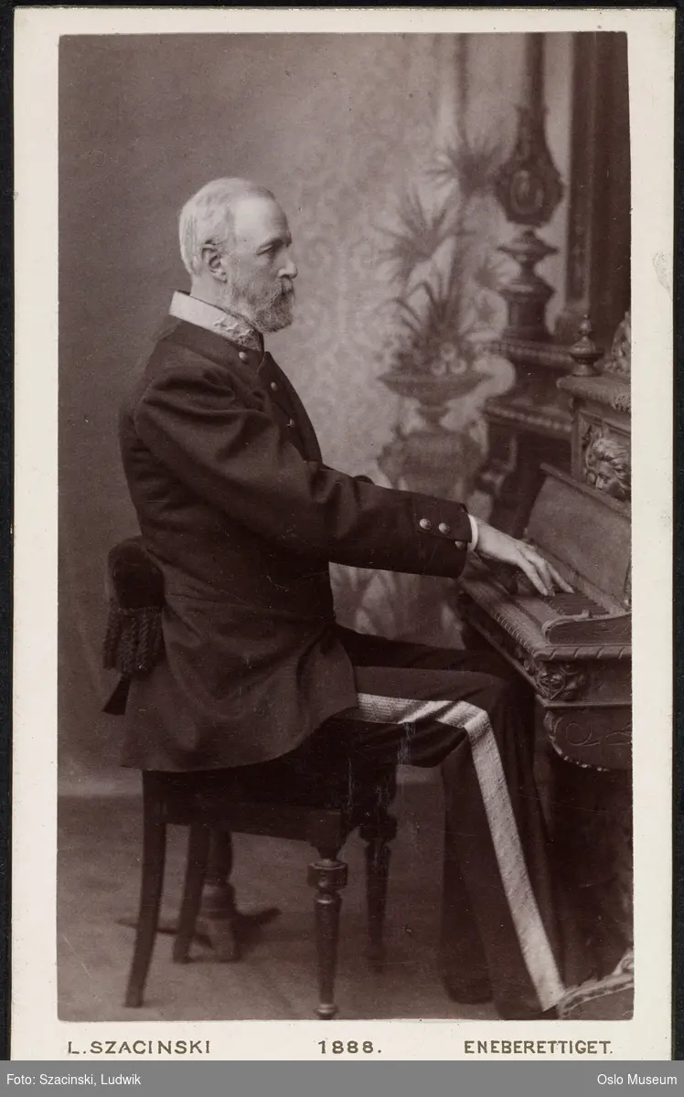 portrett, mann, uniform, sittende helfigur ved piano, profil