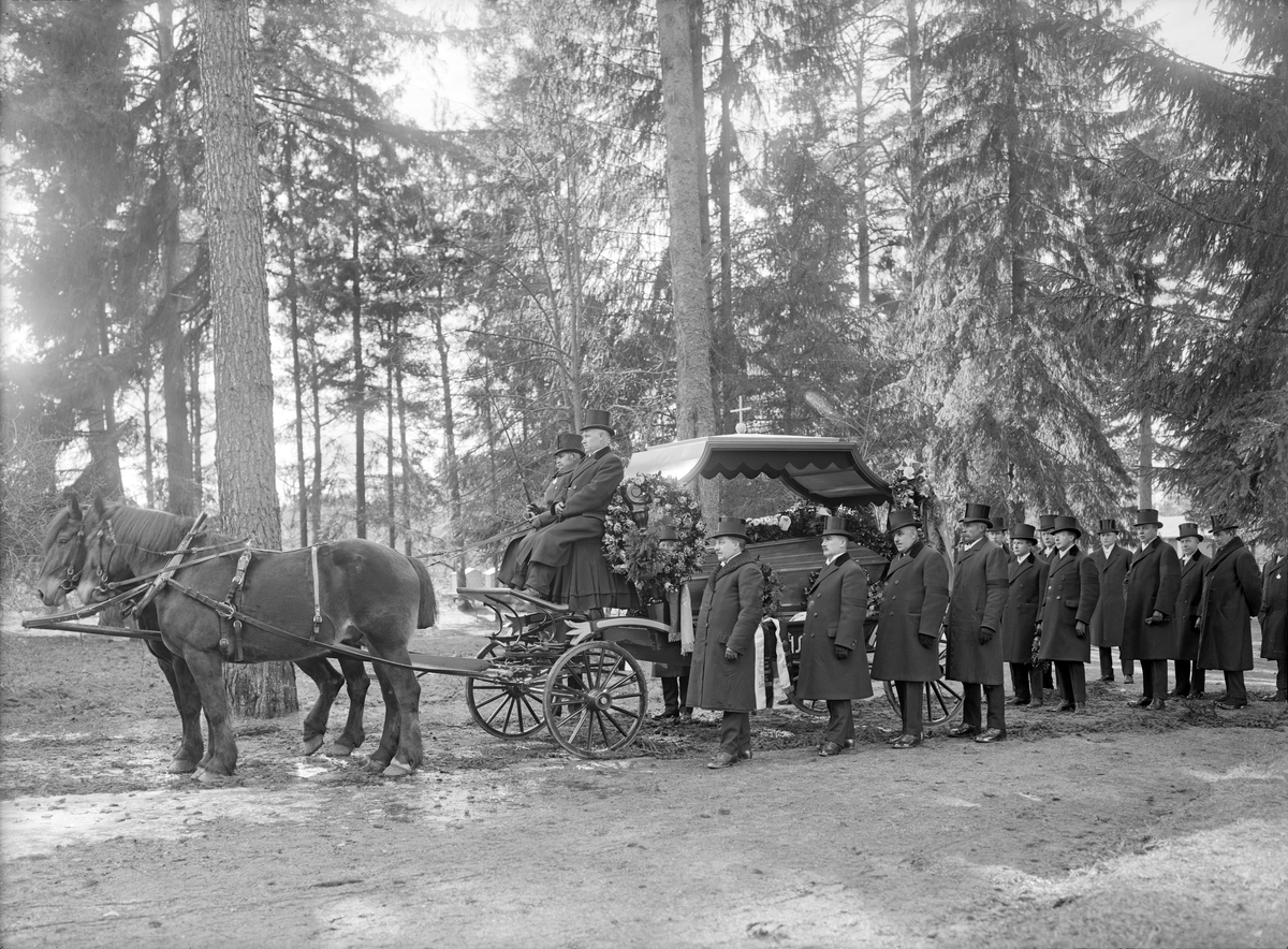 Disponent Olof German (O G) Svenssons kortege mot sista vilan på Vreta Klosters kyrkogård. Dagen var den 22 mars 1926.