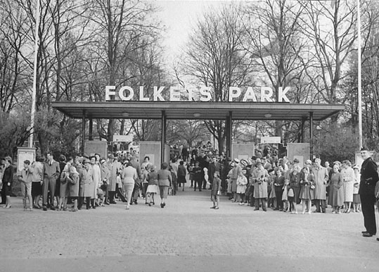 Kö vid entrén till Folkets park i Västerås.
