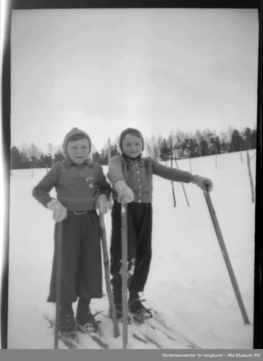 2 barn på skitur.