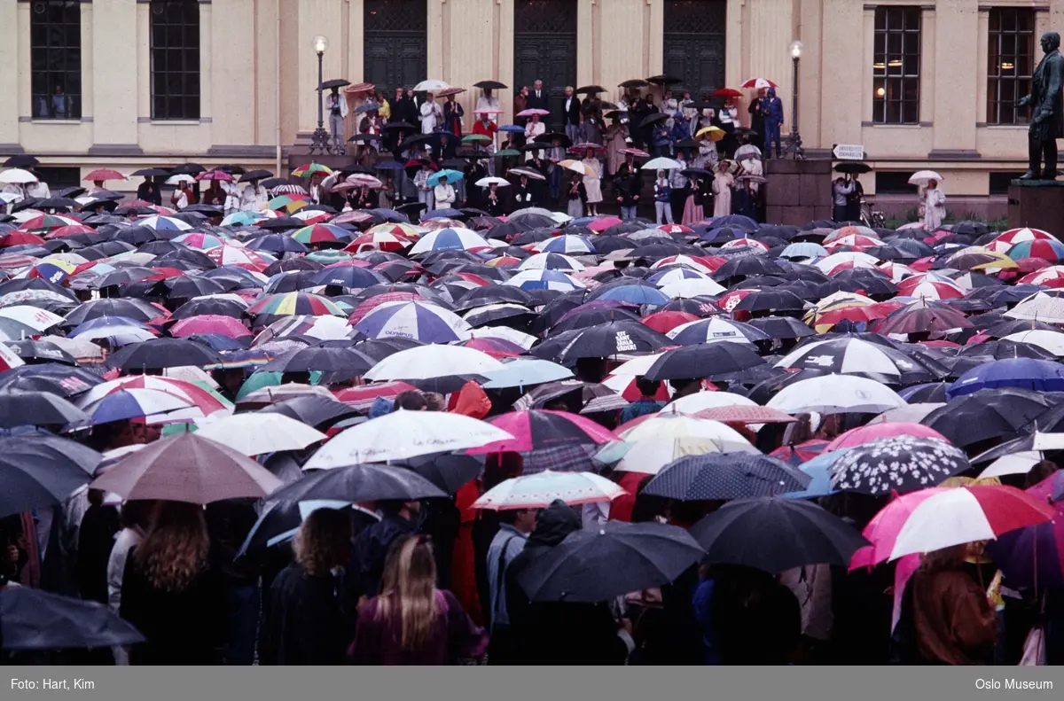 Universitetsplassen, immatrikulering, mennesker, paraplyer