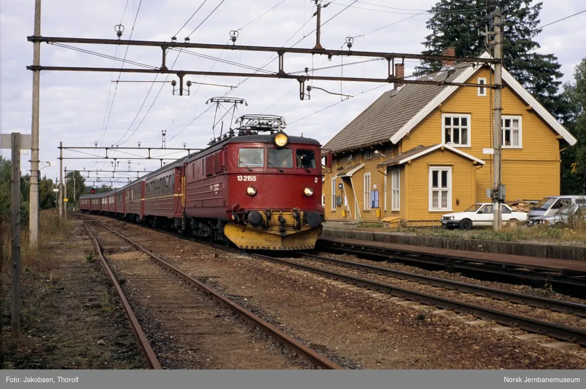 Elektrisk lokomotiv El 13 2155 med hurtigtog til Halden, tog 117, i spor 2 på Såner stasjon. Dette var siste dag med ordinær drift på denne strekningen