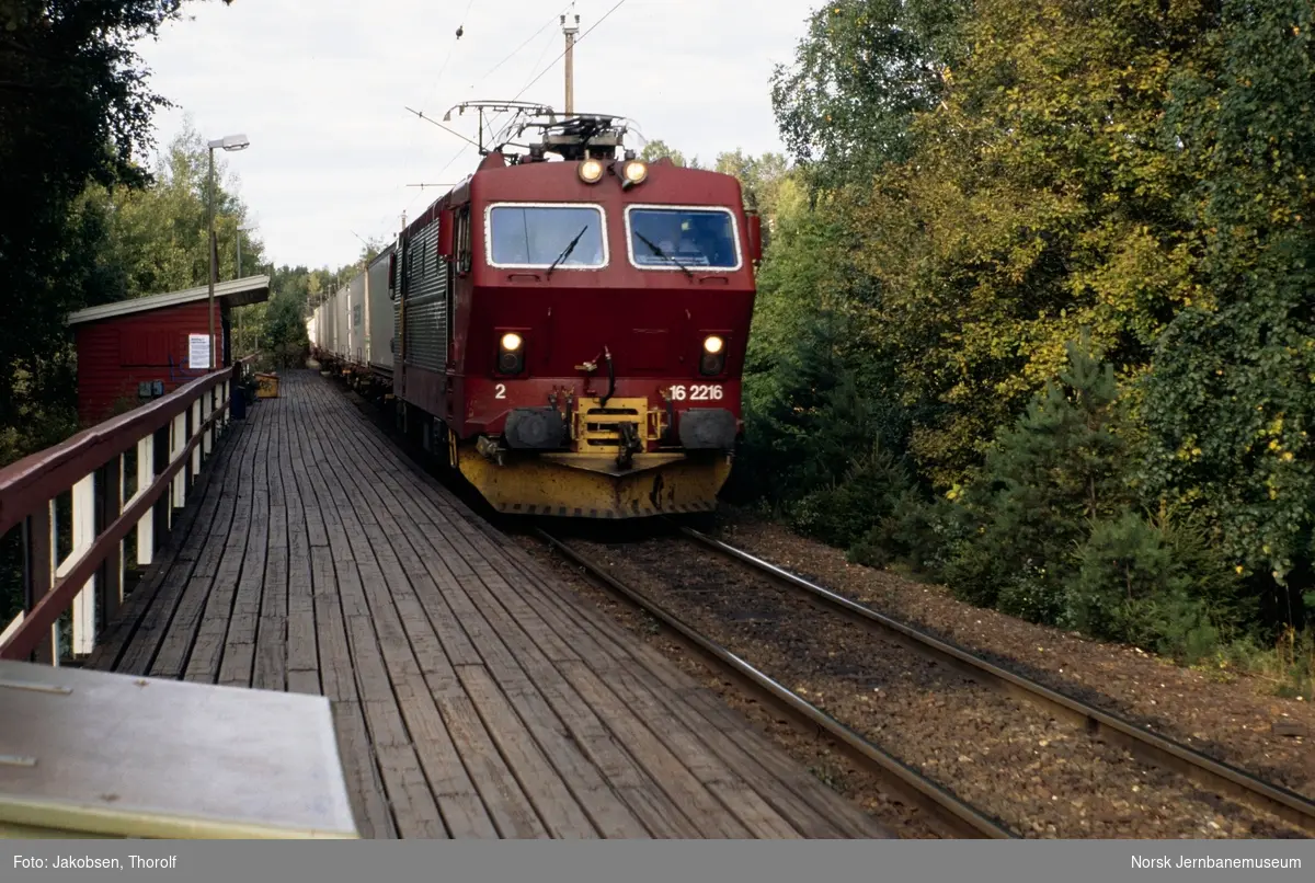 Elektrisk lokomotiv El 16 2216 med godstog retning Halden på Hølen holdeplass. Dette var siste dag med ordinær drift på denne strekningen