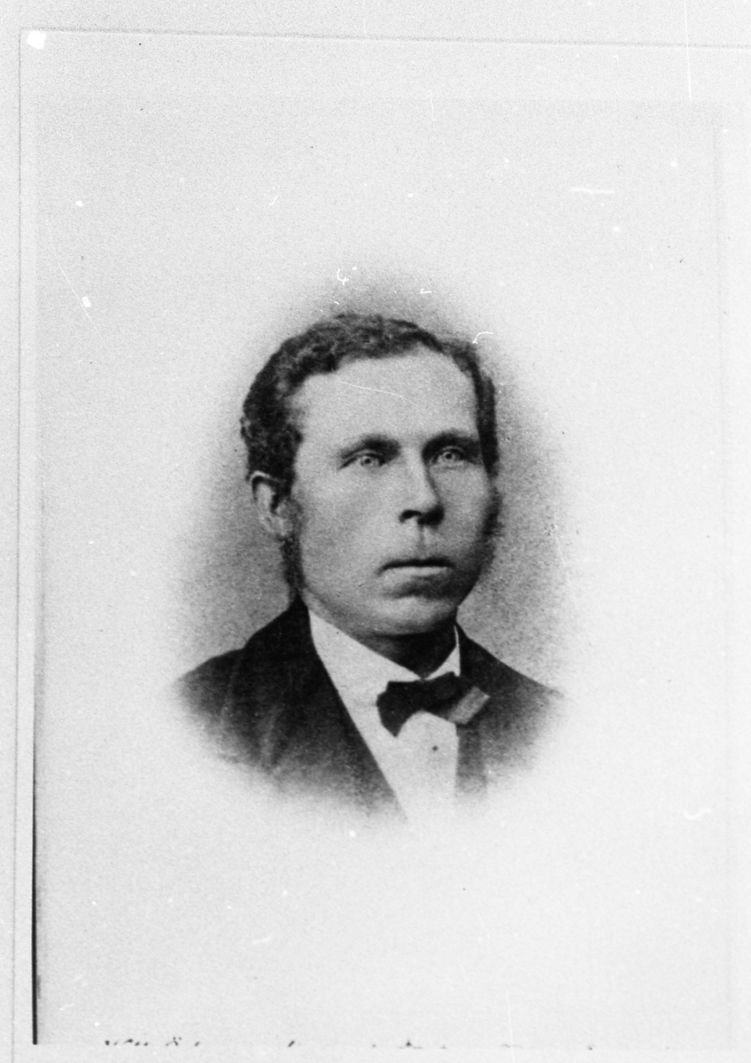 Ateljéfoto av Johan August* Johansson (1836-1893) okänt årtal. Gift med Hanna Eleonora Johansson (1855-1943, född i Bölet).
