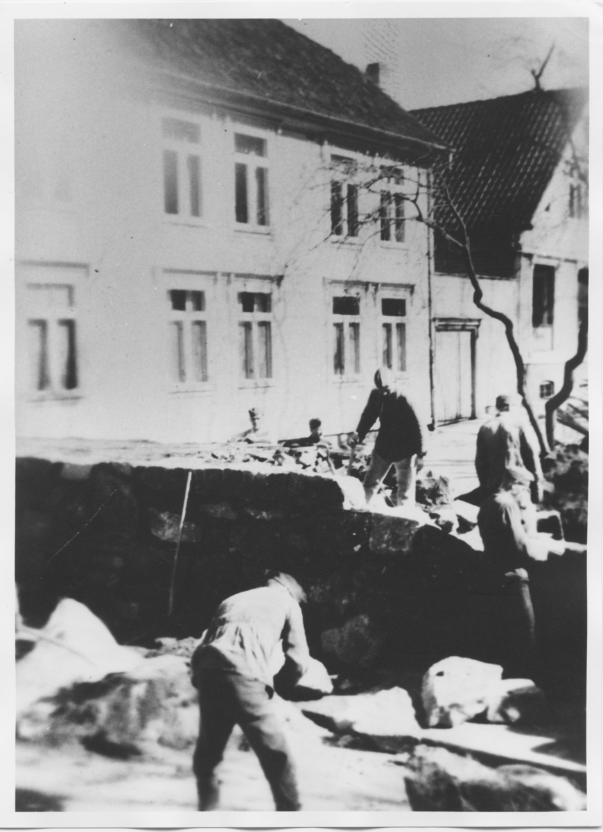 Tyske soldater bygger muren ved Parken
