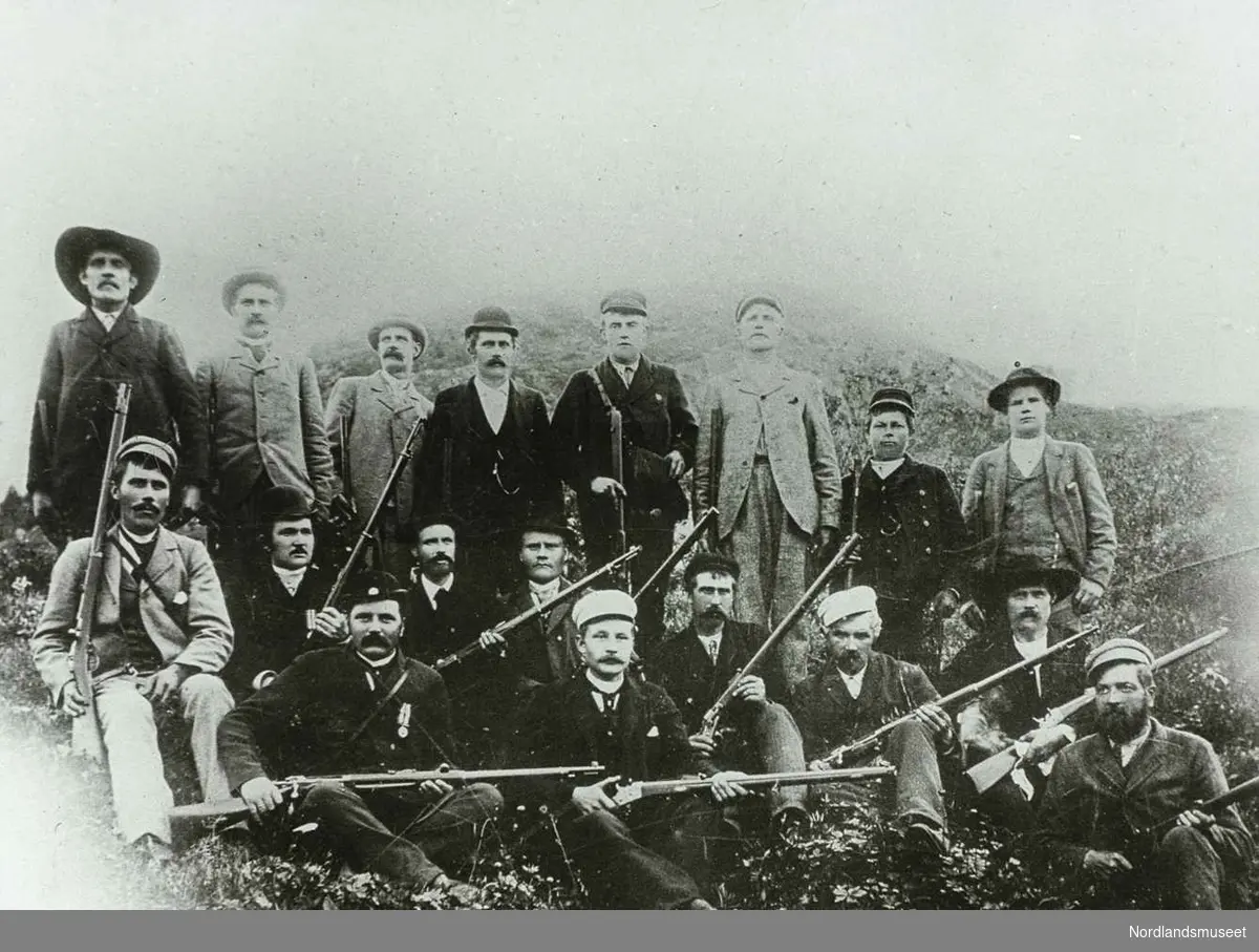 Idrett. 
Er mennene på bildet medlemmer av Sulitjelma Skytterlag? Skytterlaget i Sulitjelma ble stiftet 31. mai 1892. 

Foto Ukjent.