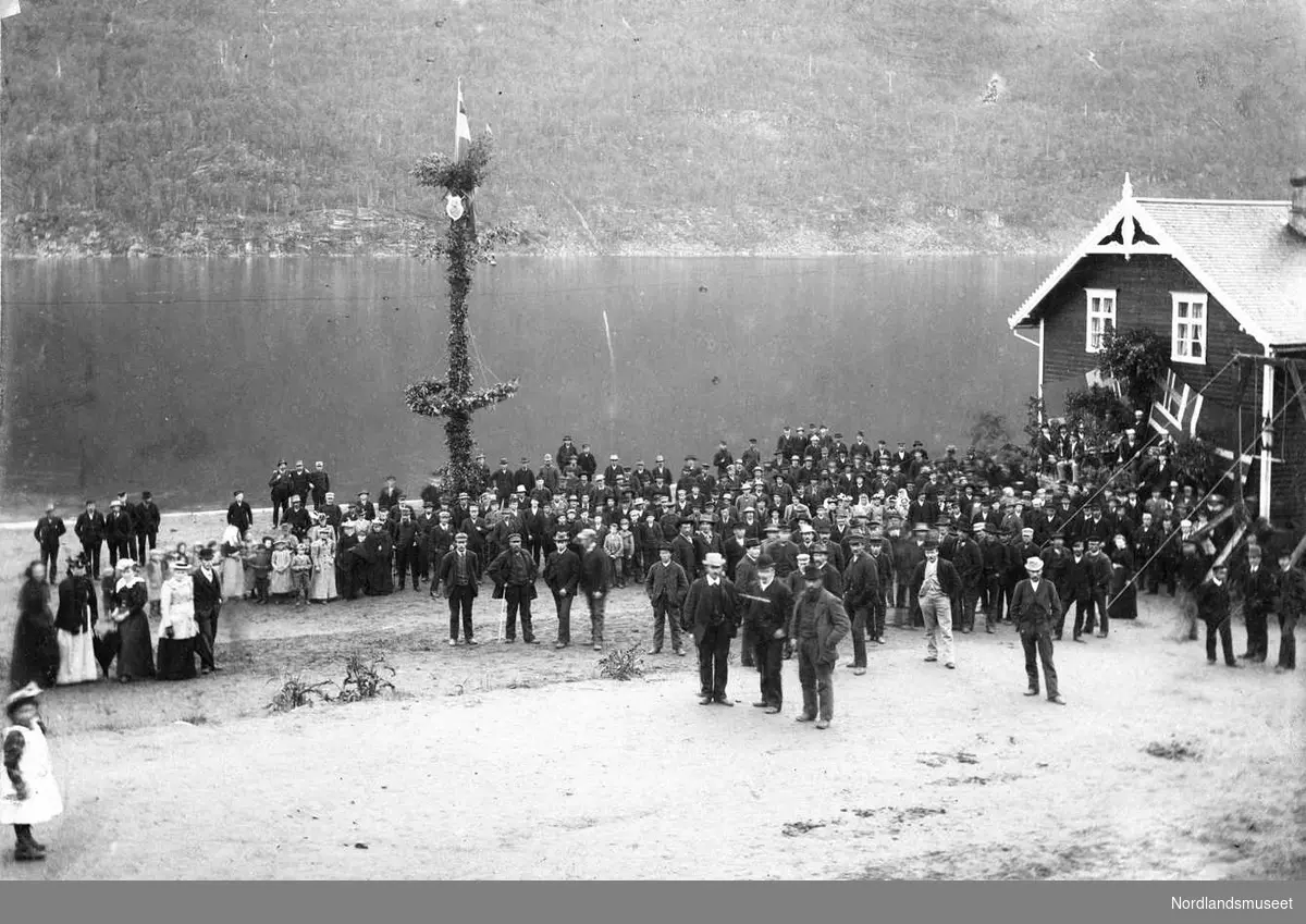 Kultur. 
Mai-Stang på kaia på Butikk-kaia. 1895. Furulund.

Foto også lagt til som 0619. 

Foto Ukjent.