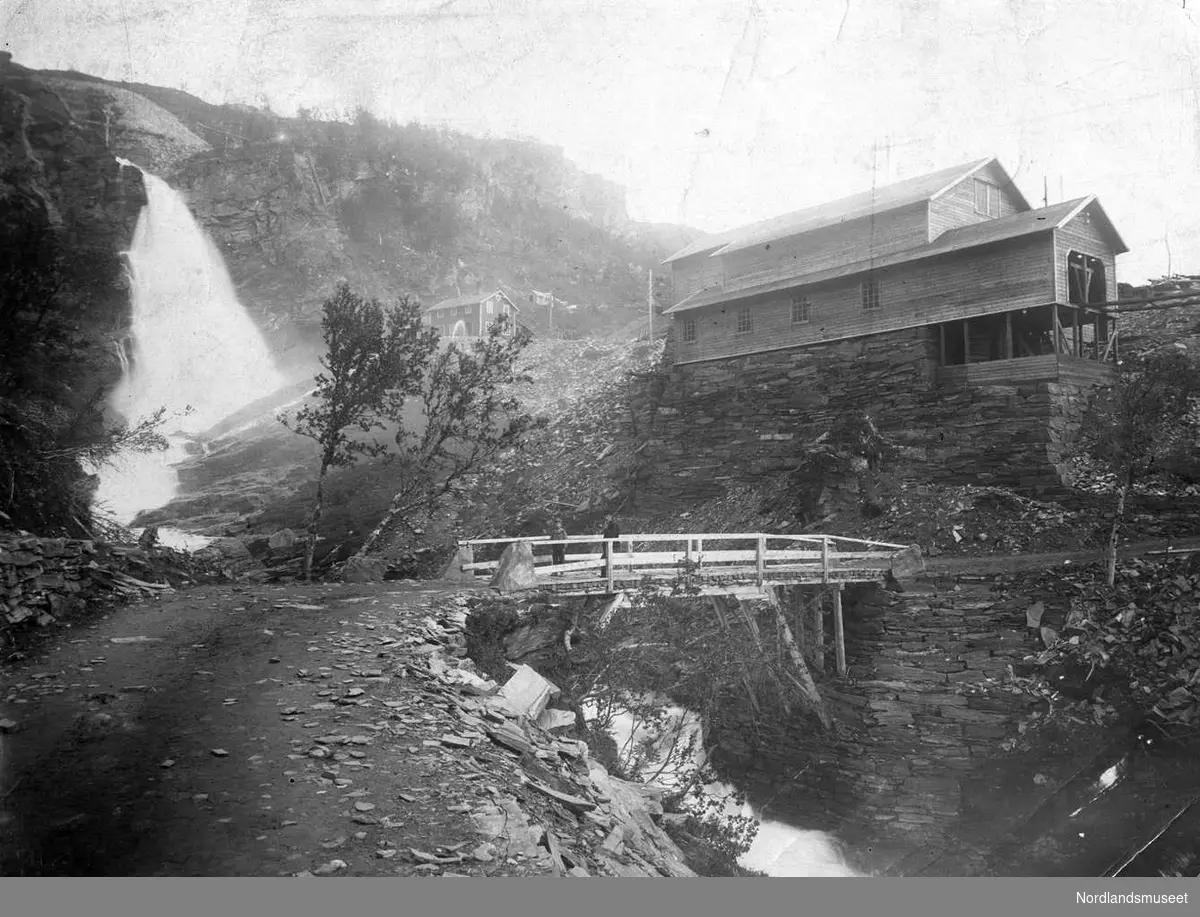 Taubane. 
Taubanestasjon og maskinhus på Giken ca 1895. 

Foto Ukjent.