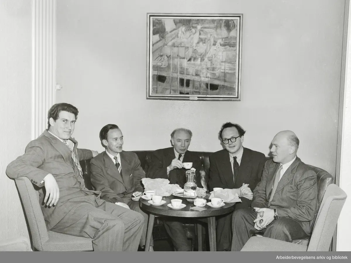 Personalet ved Statsministerens kontor, november 1951. Fra venstre: Arbeiderbladets fotograf Timmie Skotaam, Arnfinn Guldvog, Olaf Solumsmoen, Arne Gunnar Haarr (?) og Kai B. Knudsen.