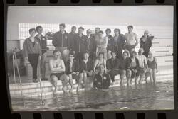 Fotografi av mange menn og kvinner som er med i Fauske svømm