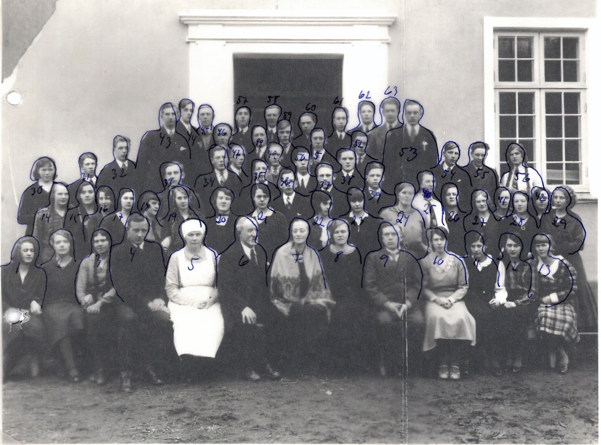 Elever og lærere ved Ringsaker fylkesskole (senere Ringsaker Folkehøyskole), med blant annet Alf Prøysen som elev.