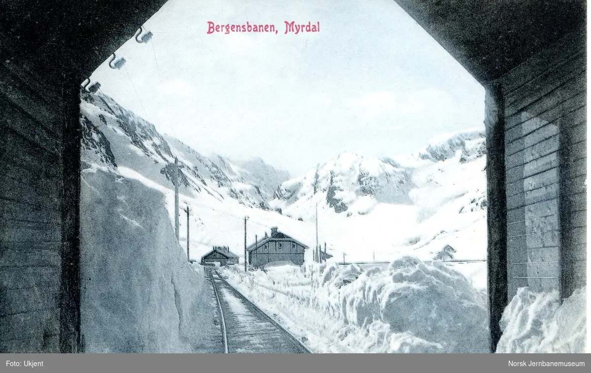 Myrdal stasjon sett fra snøoverbygget ved inngangen til Myrdalsleite tunnel, like øst for Myrdal stasjon