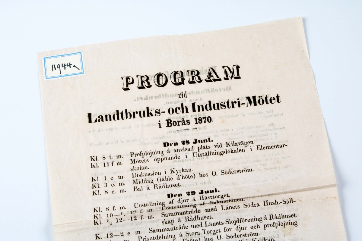 Programblad för "Landtbruks- och Industri-Mötet i Borås 1870". Bleknat papper med svart text. Vikt på mitten.