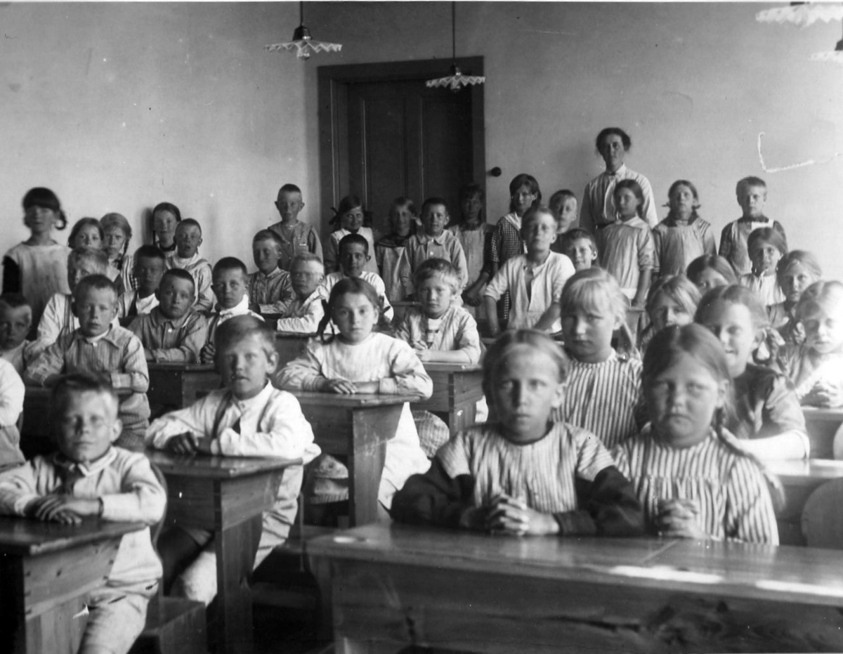 Stor klass i Kustsanatoriet Apelvikens skolsal. När helårsdrift påbörjades 1915-1916 och vårdtiderna blev allt längre startades skolundervisning för de skrofulösa (körteltuberkulos) barnen.