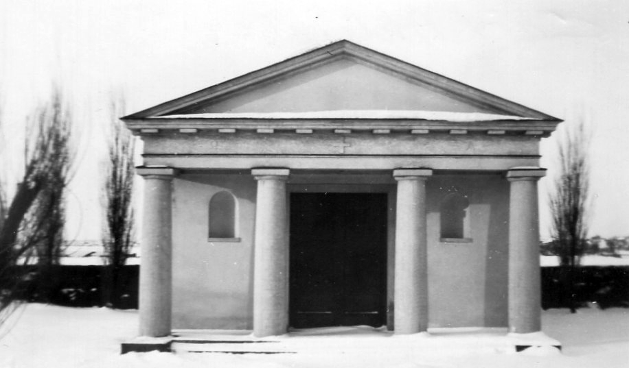 Kapellet på Kustsanatoriets begravningsplats i vintertid. Gaveln bär karaktären av 1920-talsklassicismen med kolonner som bär upp ett tympanon, undertill prytt med ett grunt tandsnitt. Begravningsplatsen invigdes 1927.