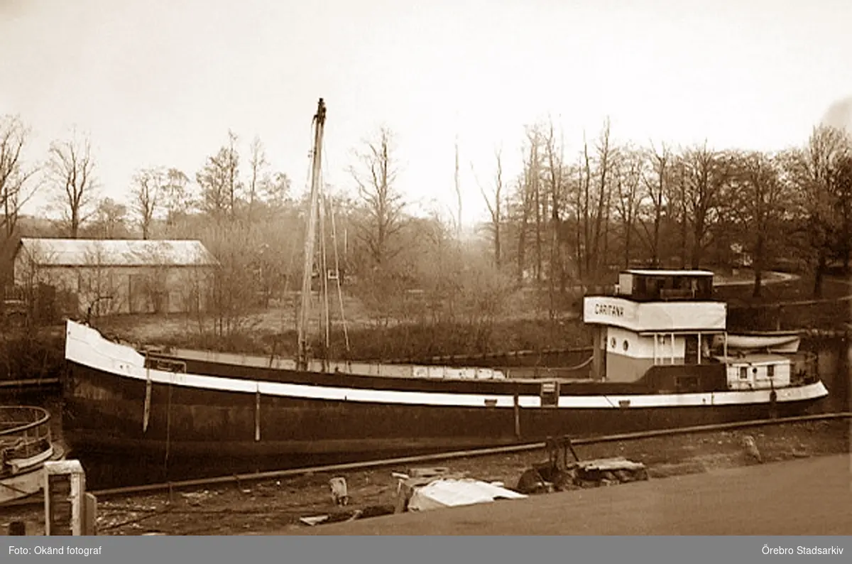 Lastbåten M/F Caritana, 1950-1954 - Örebro Stadsarkiv / DigitaltMuseum