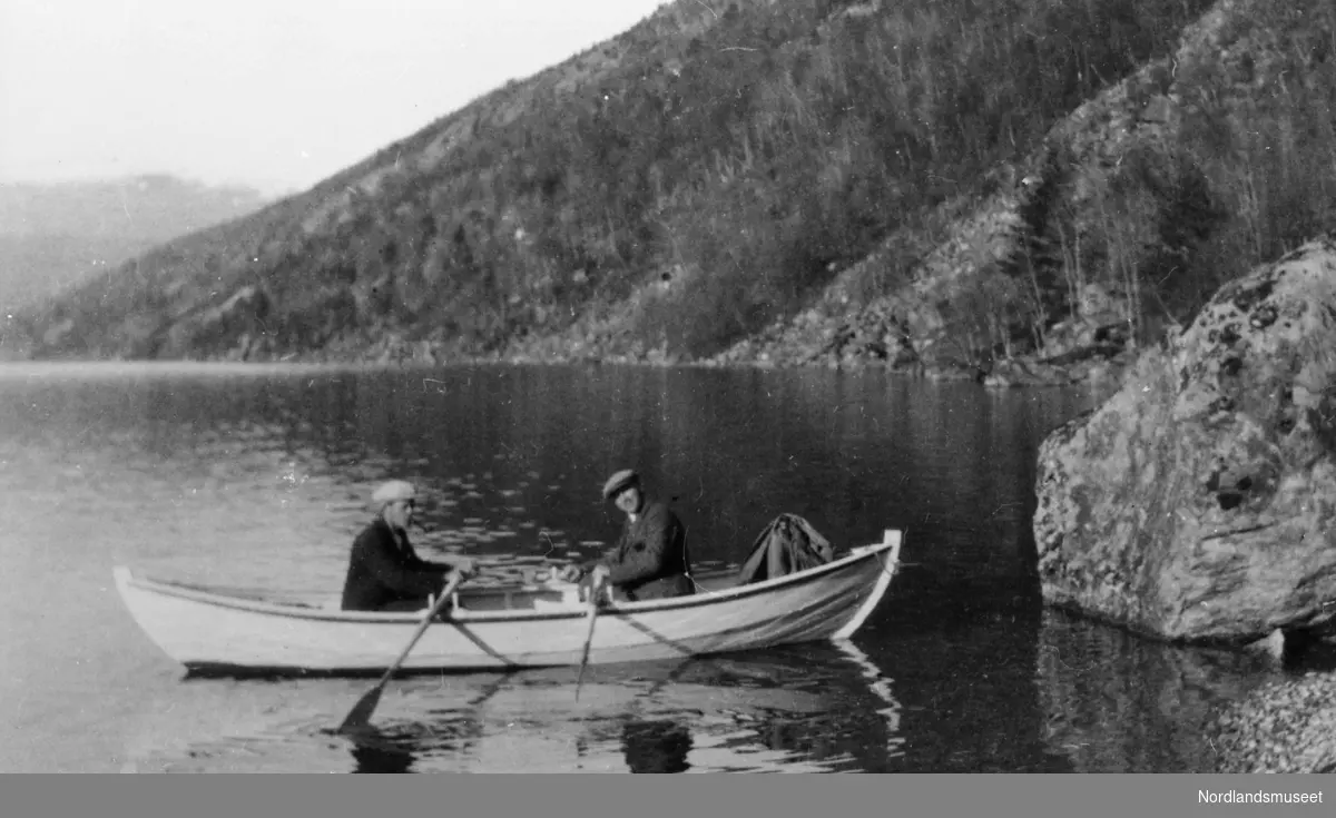 Ved "Preikestolen" i Straumvatnet. 1920. I båten fra venstre: Jens Helland og Otto Johansen.