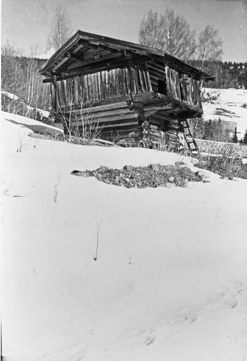 Kjellerbua på Hovland (prestegården) i Eggedal, omkring 1950.