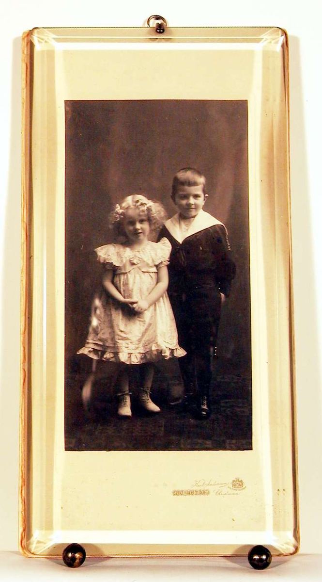 Barneportrett; fotografiet viser en gutt og en pike i stastøyet.