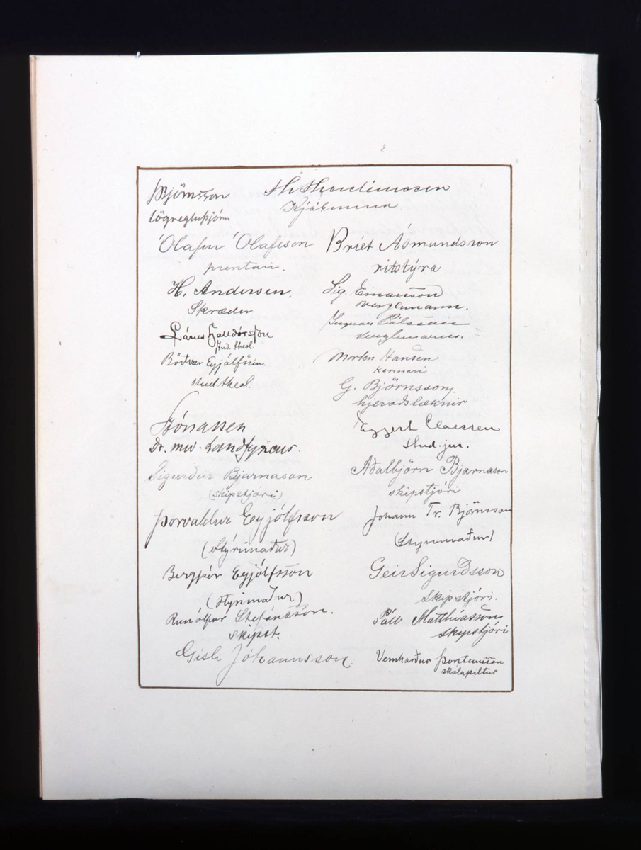 Adresse med mappe i mørkebrunt skinn med gullskrift på forsiden. Løse doble blad med mange hilsener i gullrammer. Adressen er skrevet med gotiske bokstaver i svart, rødt og gull.