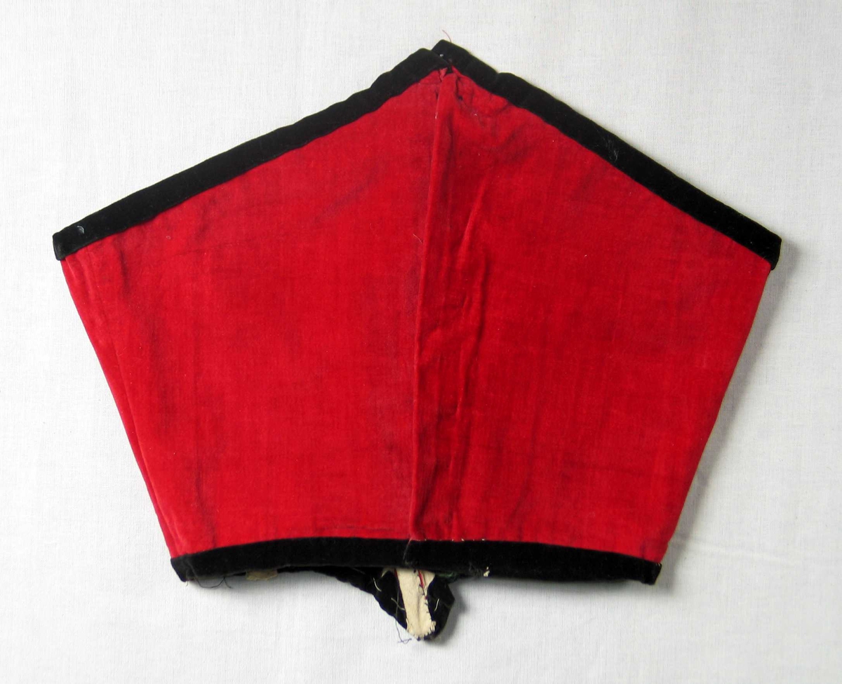 Rødt kjoleliv i fløyel stivet med spiler og skåret i spiss. Kantet med svart fløyel. Lukkes med hekter. Foret er av ubleket lerret. 