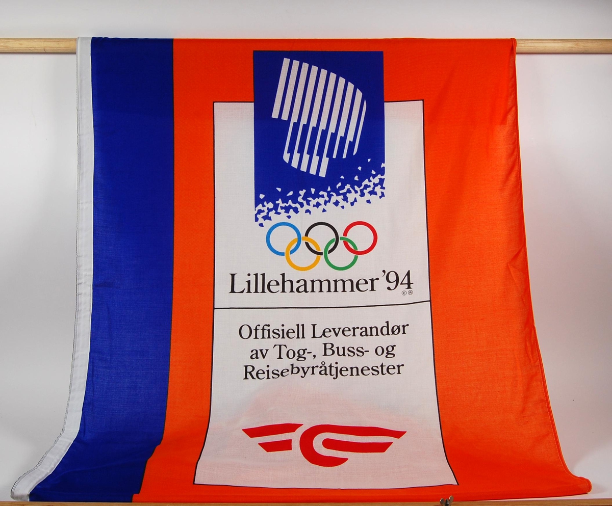 Flerfarget banner med logo for de olympiske leker på Lillehammer i 1994 og NSB. På banneret er det et motiv av en skiløper.
