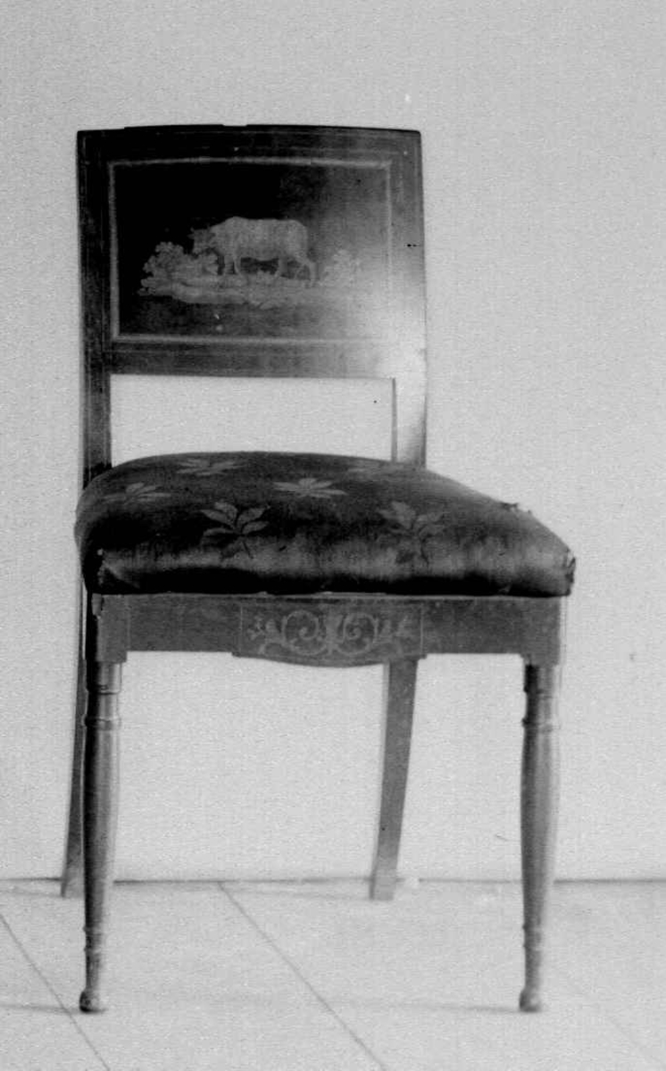 Stolene er av mahogny med løst sete trukket med svart tekstil. Trekket er betydlig nyere enn selve stolen. Stolenes forbein er dreid og ryggbrettet har motiver i intarsia av lyst tre. Også sarg har dekor i intarsia av lyst tre. Ryggbrettets dekor er dyremotiv. Stolen er i empire-stil.