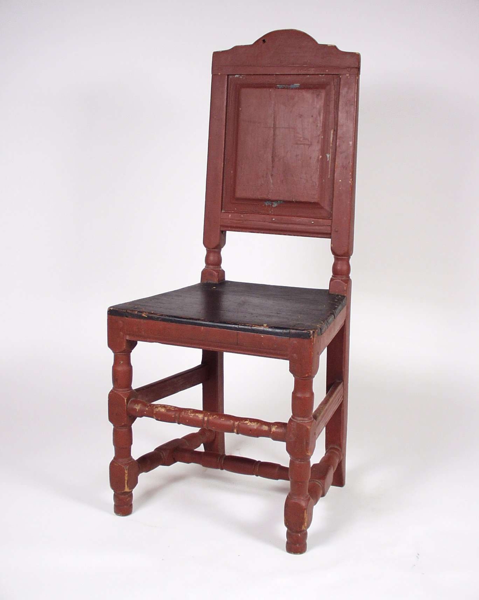 Stolen er i i rødmalt furu med svartmalt sete. Forbeina og sidesprossene er dreid.